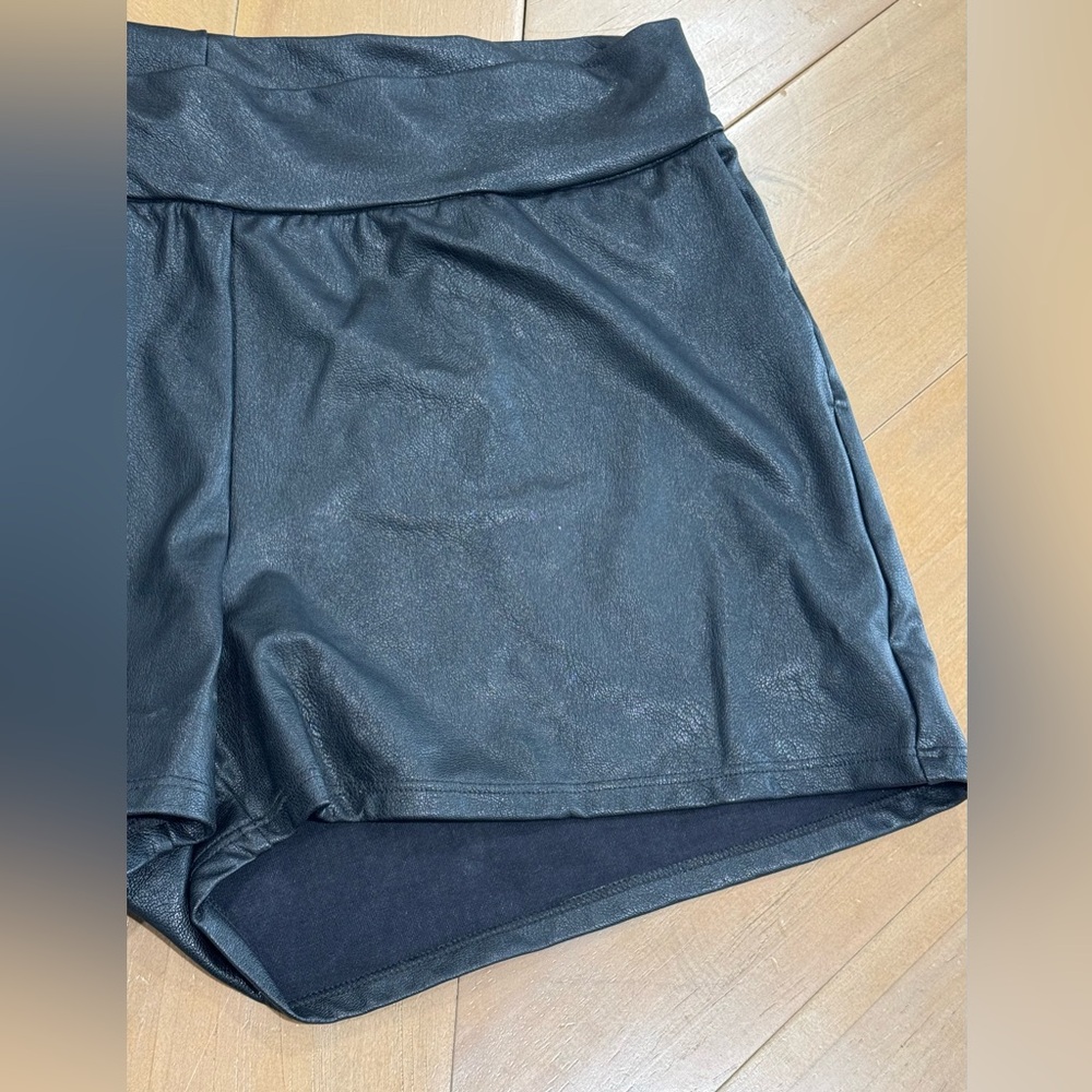 Commando Faux Leather Relaxed Short - Picture 9 of 11